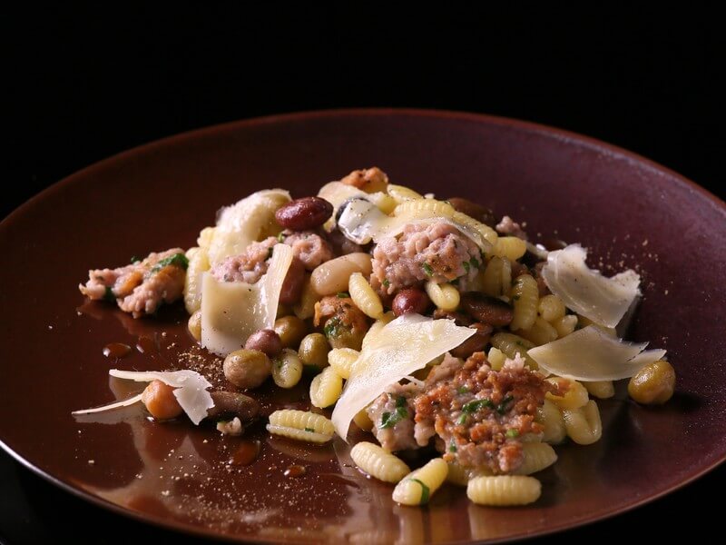 サルシッチャと豆たちの煮込みとペコリーノのニョッケサルディ