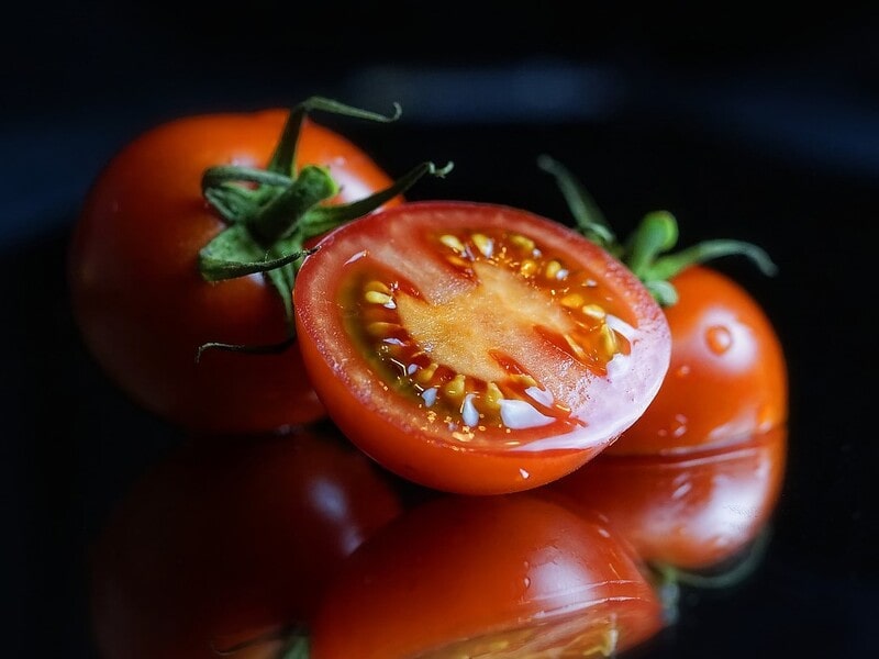 2_半分に切ったトマトの画像
